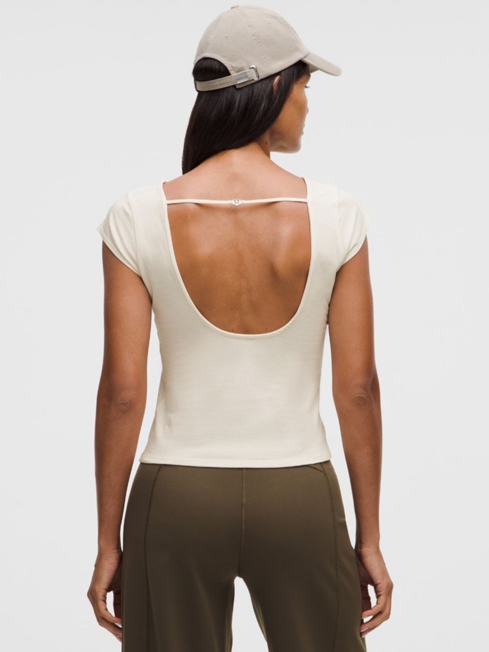 NWT Organic Cotton Open-Back T-Shirt
Logo Bead Light Ivory W3JD9S Size XL